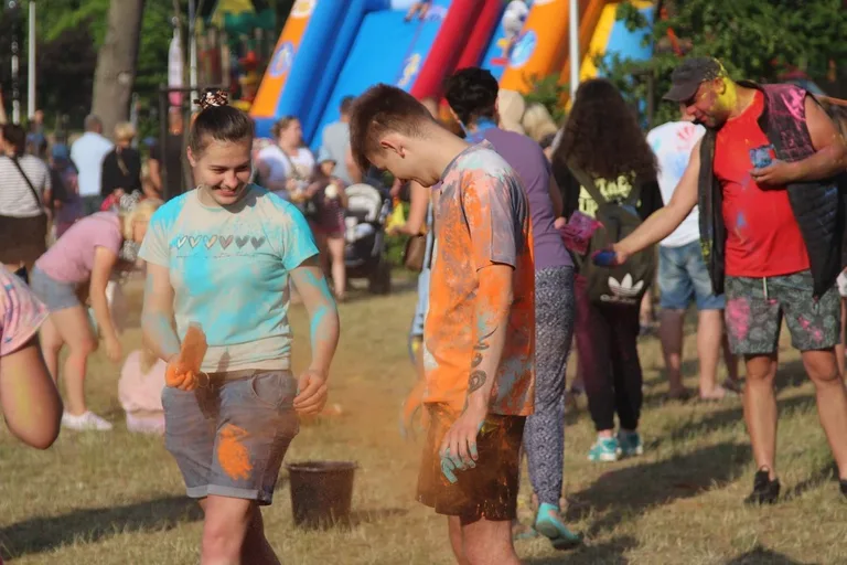 Tęcza na ziemi. Unikalne doświadczenie Święta Kolorów w naszym mieście! (zdjęcia)