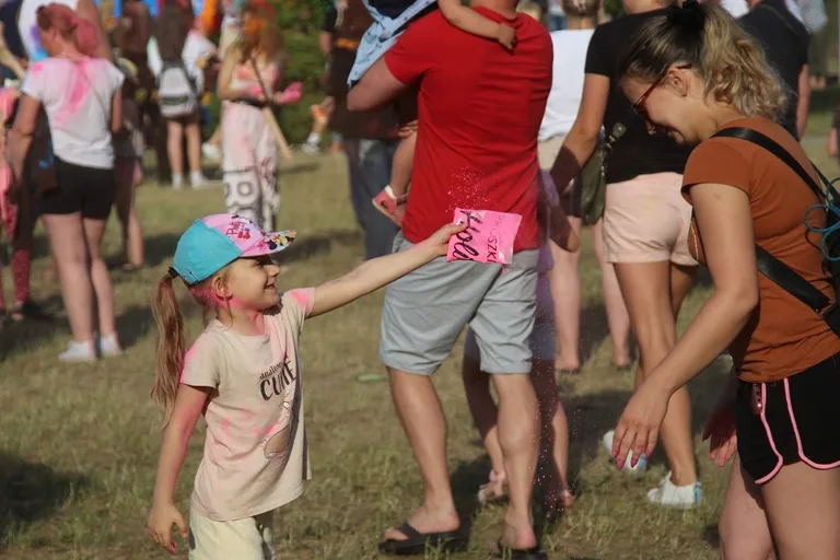 Tęcza na ziemi. Unikalne doświadczenie Święta Kolorów w naszym mieście! (zdjęcia)