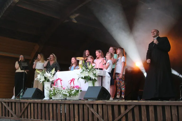 Koncert Uwielbienia - Zespół WierzTylko rozbudził duchową energię (zdjęcia, wideo)