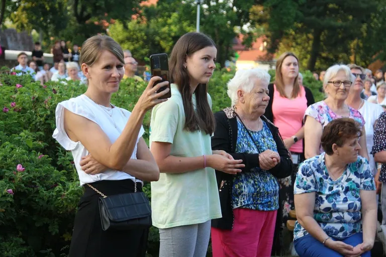 Koncert Uwielbienia - Zespół WierzTylko rozbudził duchową energię (zdjęcia, wideo)