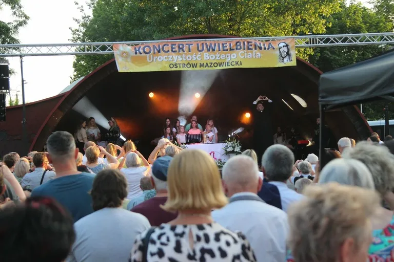 Koncert Uwielbienia - Zespół WierzTylko rozbudził duchową energię (zdjęcia, wideo)