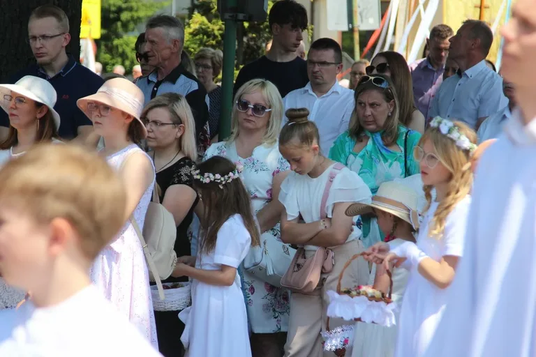 Wspólnota wiary na ulicach - Boże Ciało z parafią pw. Wniebowzięcia NMP w Ostrowi Mazowieckiej (zdjęcia)