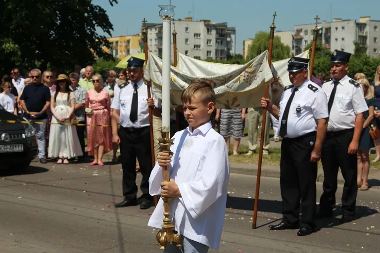 Wspólnota wiary na ulicach - Boże Ciało z parafią pw. Wniebowzięcia NMP w Ostrowi Mazowieckiej (zdjęcia)
