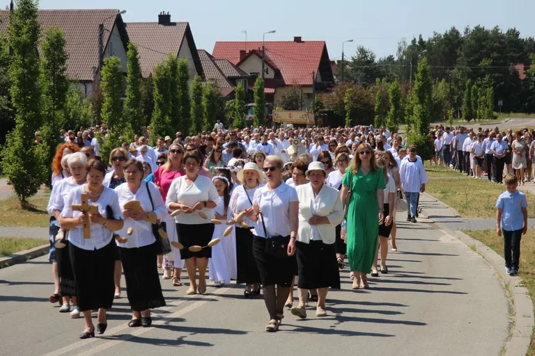 Z parafią pw. Opatrzności Bożej przez ulice Ostrowi Mazowieckiej. Uroczysta procesja Bożego Ciała (zdjęcia)
