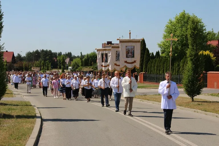 Z parafią pw. Opatrzności Bożej przez ulice Ostrowi Mazowieckiej. Uroczysta procesja Bożego Ciała (zdjęcia)