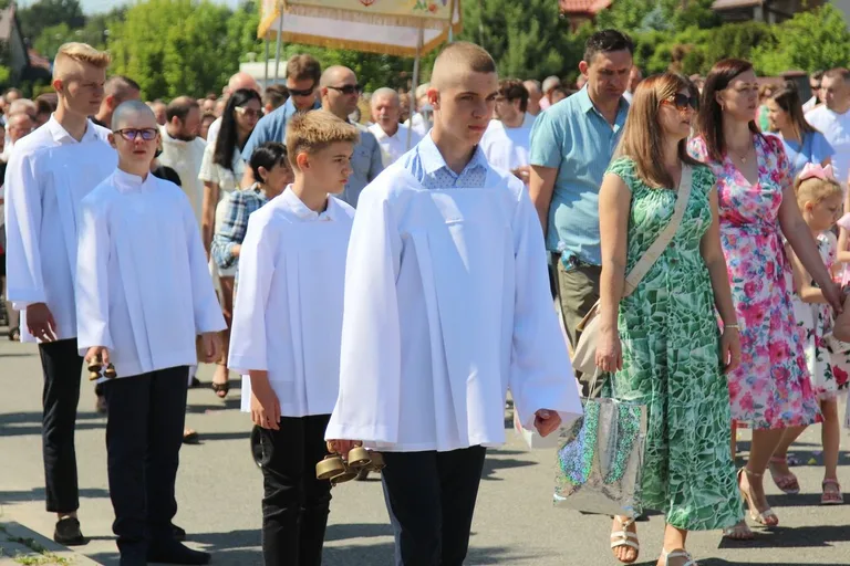 Z parafią pw. Opatrzności Bożej przez ulice Ostrowi Mazowieckiej. Uroczysta procesja Bożego Ciała (zdjęcia)