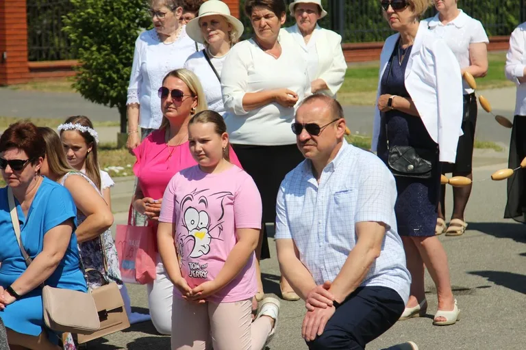 Z parafią pw. Opatrzności Bożej przez ulice Ostrowi Mazowieckiej. Uroczysta procesja Bożego Ciała (zdjęcia)