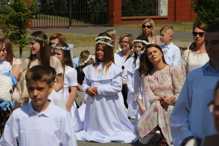 Z parafią pw. Opatrzności Bożej przez ulice Ostrowi Mazowieckiej. Uroczysta procesja Bożego Ciała (zdjęcia)