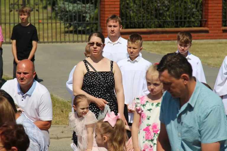 Z parafią pw. Opatrzności Bożej przez ulice Ostrowi Mazowieckiej. Uroczysta procesja Bożego Ciała (zdjęcia)