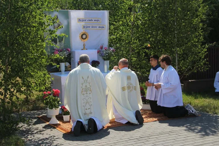 Z parafią pw. Opatrzności Bożej przez ulice Ostrowi Mazowieckiej. Uroczysta procesja Bożego Ciała (zdjęcia)
