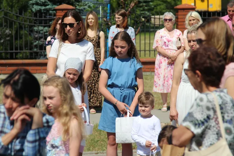 Z parafią pw. Opatrzności Bożej przez ulice Ostrowi Mazowieckiej. Uroczysta procesja Bożego Ciała (zdjęcia)