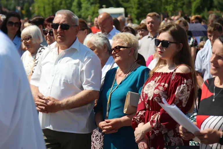 Z parafią pw. Opatrzności Bożej przez ulice Ostrowi Mazowieckiej. Uroczysta procesja Bożego Ciała (zdjęcia)