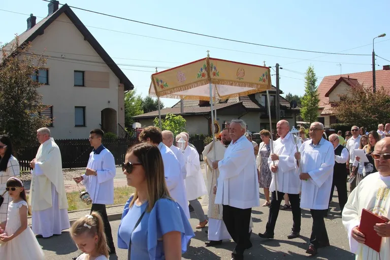 Z parafią pw. Opatrzności Bożej przez ulice Ostrowi Mazowieckiej. Uroczysta procesja Bożego Ciała (zdjęcia)