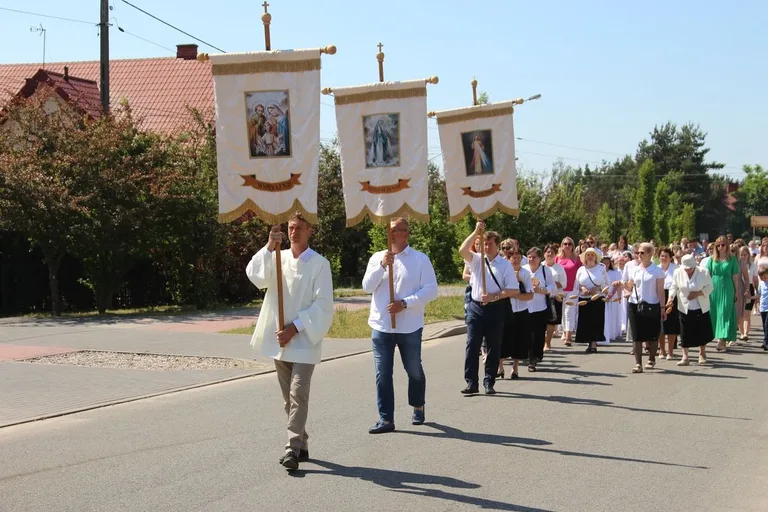 Z parafią pw. Opatrzności Bożej przez ulice Ostrowi Mazowieckiej. Uroczysta procesja Bożego Ciała (zdjęcia)