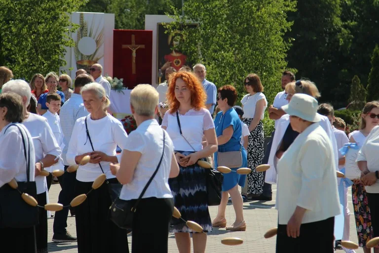 Z parafią pw. Opatrzności Bożej przez ulice Ostrowi Mazowieckiej. Uroczysta procesja Bożego Ciała (zdjęcia)