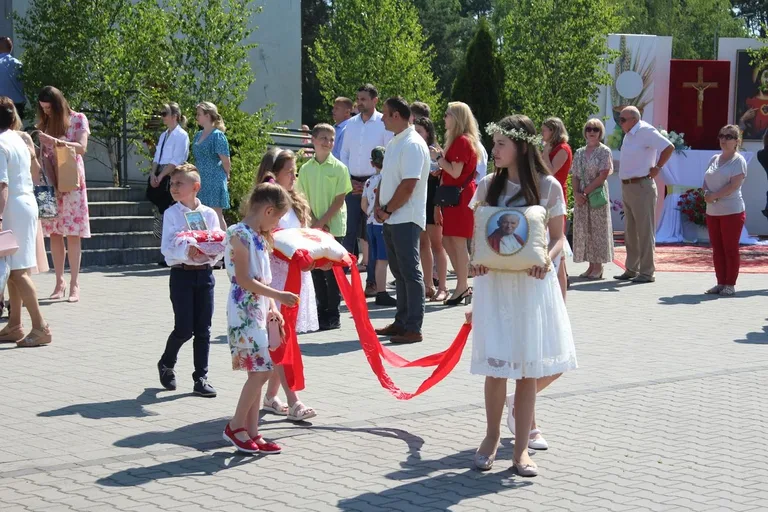 Z parafią pw. Opatrzności Bożej przez ulice Ostrowi Mazowieckiej. Uroczysta procesja Bożego Ciała (zdjęcia)