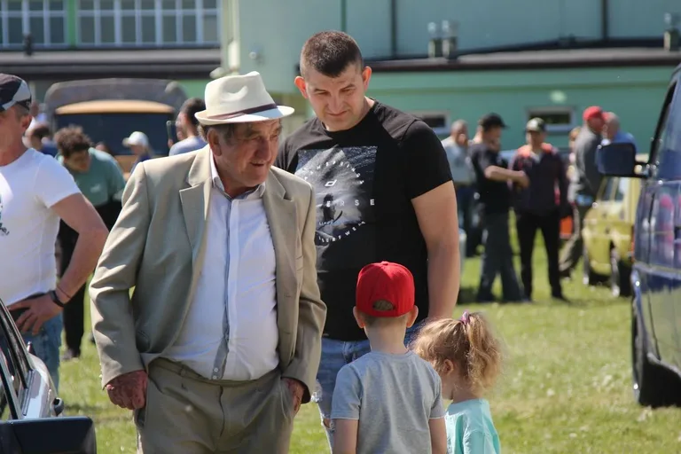 Magia dawnych czasów ożyła! Zlot samochodów klasycznych i zabytkowych w Ostrowi Mazowieckiej (zdjęcia)