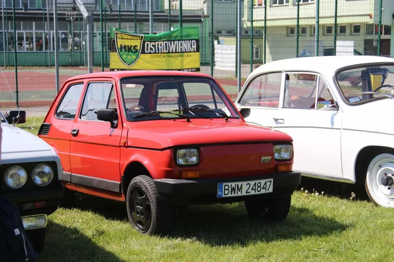 Magia dawnych czasów ożyła! Zlot samochodów klasycznych i zabytkowych w Ostrowi Mazowieckiej (zdjęcia)