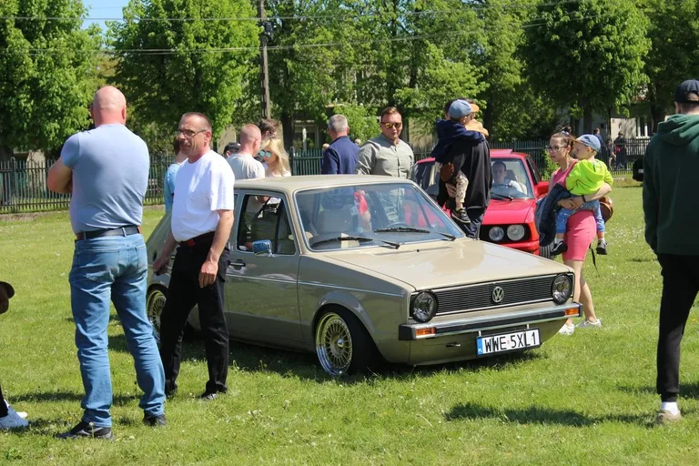 Magia dawnych czasów ożyła! Zlot samochodów klasycznych i zabytkowych w Ostrowi Mazowieckiej (zdjęcia)