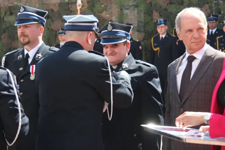 Uroczyste Obchody Dnia Strażaka w Ostrowi Mazowieckiej - honor, odznaczenia i wyróżnienia (zdjęcia)