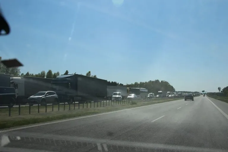 Dramatyczny wypadek na trasie S8! Jeden z kierowców zakleszczony w pojeździe (zdjęcia)