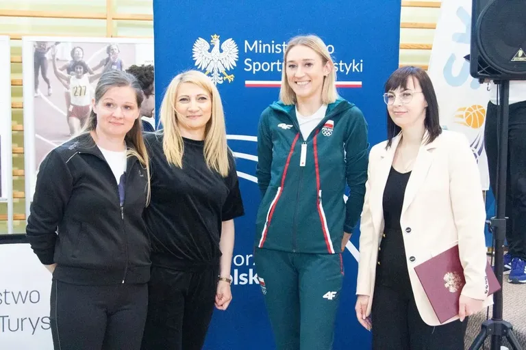 Olimpijscy mistrzowie wśród dzieci. Spotkanie z gwiazdami sportu w Bogutach-Piankach! (zdjęcia)