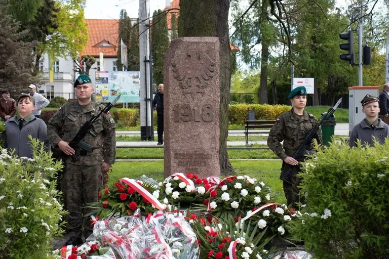 Pamięć o bohaterach - obchody rocznicy uchwalenia Konstytucji 3 maja w Ostrowi Mazowieckiej (zdjęcia)