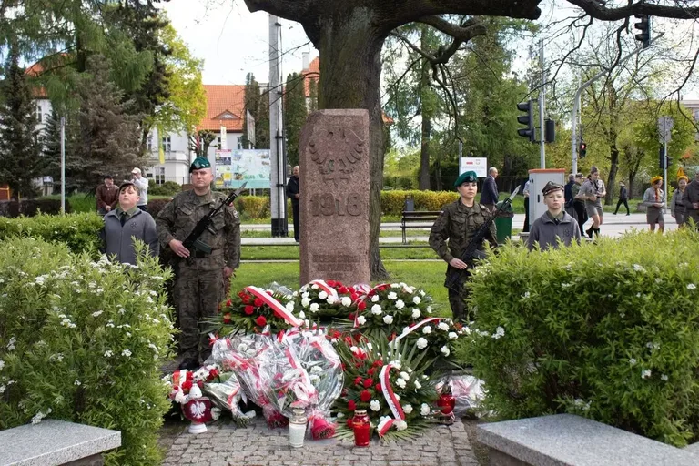 Pamięć o bohaterach - obchody rocznicy uchwalenia Konstytucji 3 maja w Ostrowi Mazowieckiej (zdjęcia)