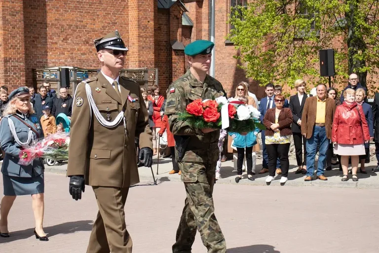 Pamięć o bohaterach - obchody rocznicy uchwalenia Konstytucji 3 maja w Ostrowi Mazowieckiej (zdjęcia)