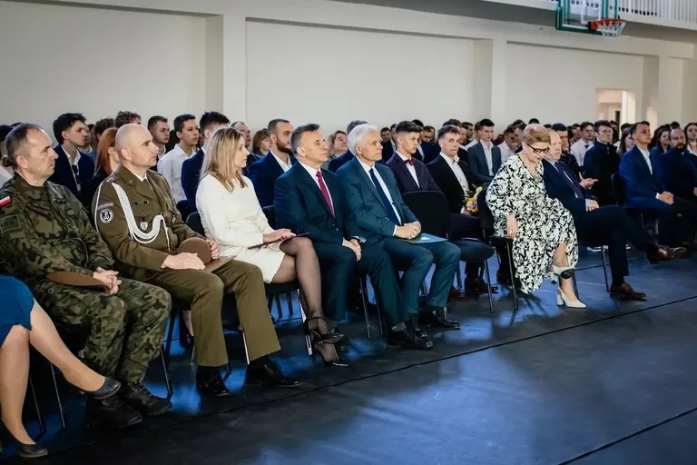 Świadectwa wręczone! Zakończenie roku szkolnego maturzystów z ostrowskiego "Rubinka" (zdjęcia)