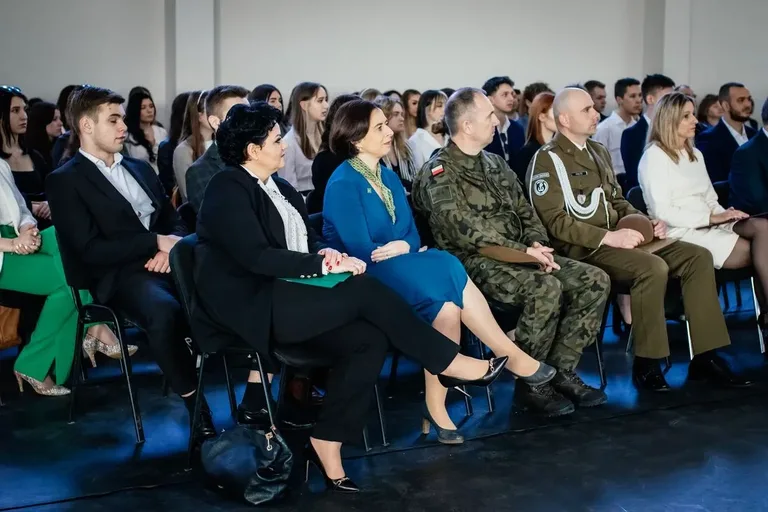 Świadectwa wręczone! Zakończenie roku szkolnego maturzystów z ostrowskiego "Rubinka" (zdjęcia)