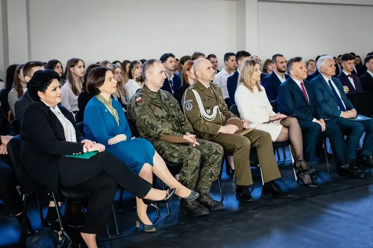 Świadectwa wręczone! Zakończenie roku szkolnego maturzystów z ostrowskiego "Rubinka" (zdjęcia)
