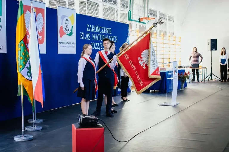 Świadectwa wręczone! Zakończenie roku szkolnego maturzystów z ostrowskiego "Rubinka" (zdjęcia)