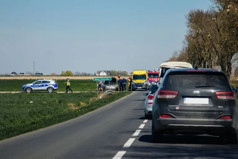 Wypadek drogowy na drodze w pobliżu Andrzejewa. Chaos na drodze i blokada ruchu! (zdjęcia)
