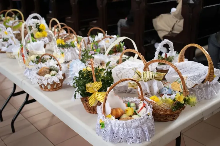 Mieszkańcy Ostrowi Mazowieckiej święcą pokarmy (zdjęcia)