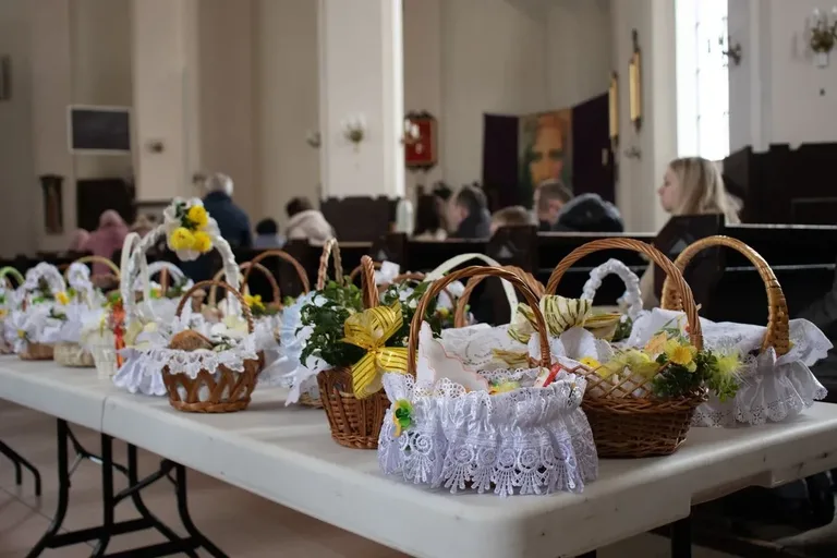 Mieszkańcy Ostrowi Mazowieckiej święcą pokarmy (zdjęcia)