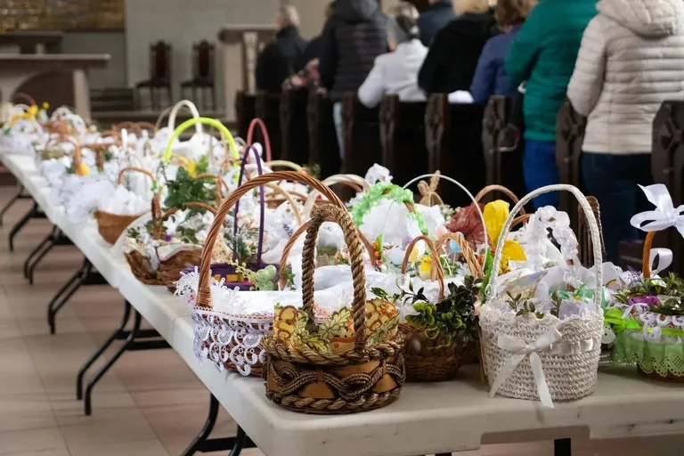 Mieszkańcy Ostrowi Mazowieckiej święcą pokarmy (zdjęcia)