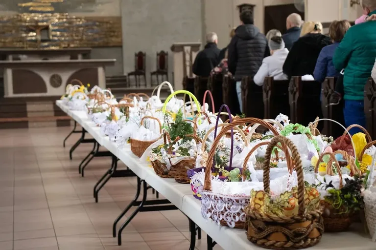 Mieszkańcy Ostrowi Mazowieckiej święcą pokarmy (zdjęcia)