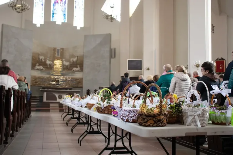 Mieszkańcy Ostrowi Mazowieckiej święcą pokarmy (zdjęcia)