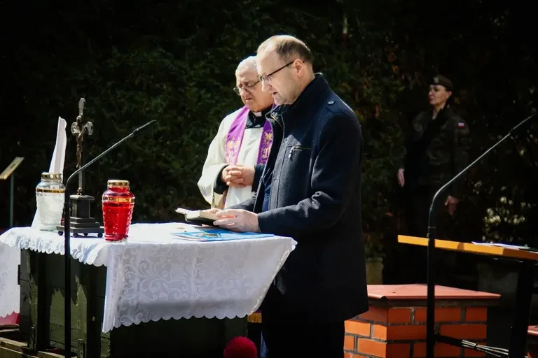 Pamięć o ofiarach - uroczystość upamiętniająca Zbrodnię Katyńską i aresztowanie uczniów Szkoły Handlowej (zdjęcia, wideo)
