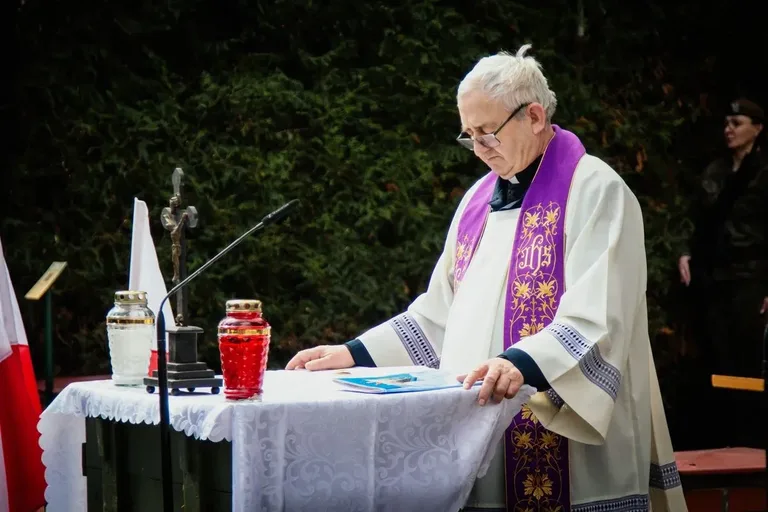 Pamięć o ofiarach - uroczystość upamiętniająca Zbrodnię Katyńską i aresztowanie uczniów Szkoły Handlowej (zdjęcia, wideo)