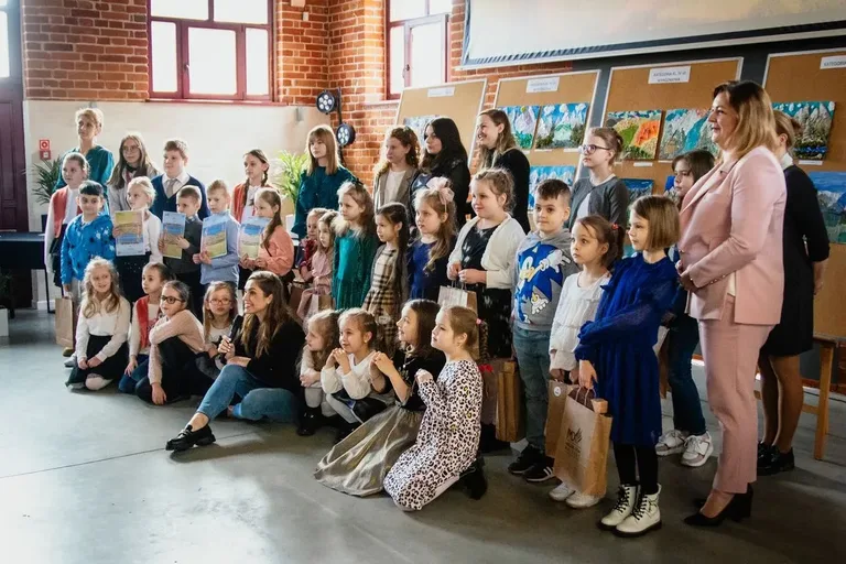 XVII Powiatowy Konkurs Plastyczny "Krajobraz polski" - "Pejzaż górski w kolażu" rozstrzygnięty! (zdjęcia)