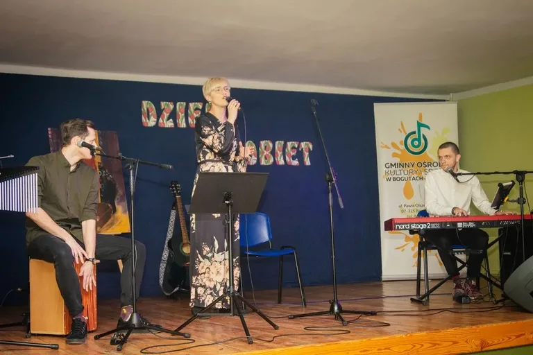 Trio "W Dobrym Tonie" zagrało koncert z okazji Dnia Kobiet w Bogutach-Piankach! (zdjęcia)