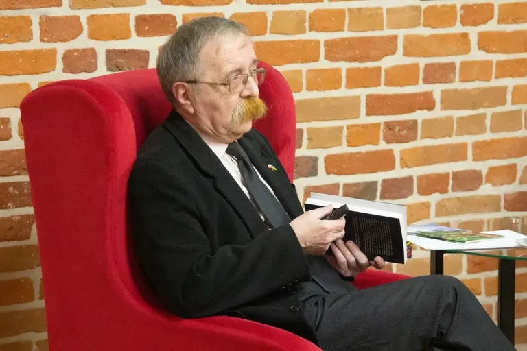 Andrzej Mierzwiński odkrywa legendy i podania ziemi ostrowskiej - spotkanie z cyklu "Ścieżki Historii i Tradycji" (zdjęcia)
