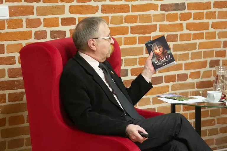 Andrzej Mierzwiński odkrywa legendy i podania ziemi ostrowskiej - spotkanie z cyklu "Ścieżki Historii i Tradycji" (zdjęcia)