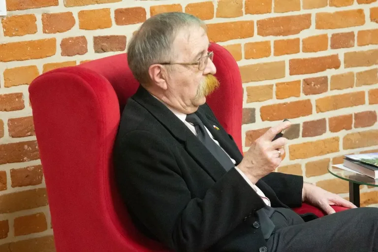 Andrzej Mierzwiński odkrywa legendy i podania ziemi ostrowskiej - spotkanie z cyklu "Ścieżki Historii i Tradycji" (zdjęcia)