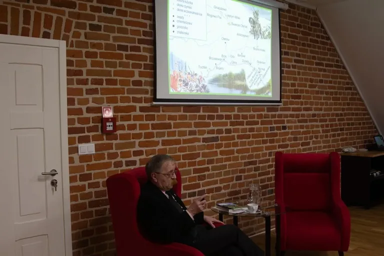 Andrzej Mierzwiński odkrywa legendy i podania ziemi ostrowskiej - spotkanie z cyklu "Ścieżki Historii i Tradycji" (zdjęcia)