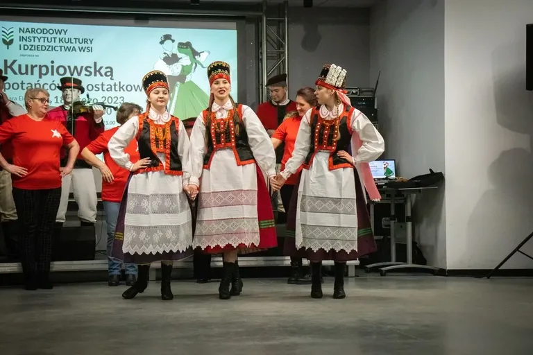 Ostrowianie wspólnie bawili się podczas Kurpiowskiej Potańcówki Ostatkowej (zdjęcia)