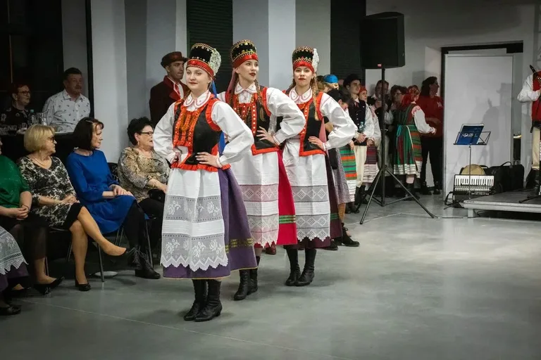 Ostrowianie wspólnie bawili się podczas Kurpiowskiej Potańcówki Ostatkowej (zdjęcia)