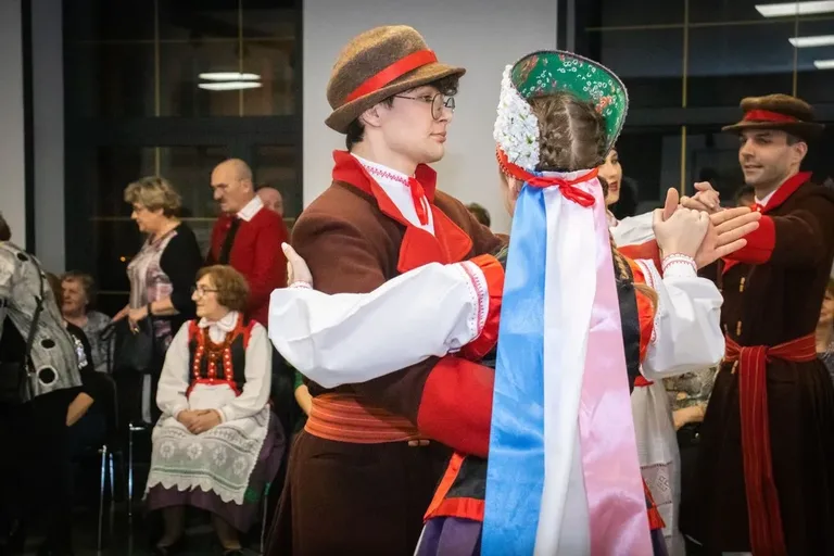 Ostrowianie wspólnie bawili się podczas Kurpiowskiej Potańcówki Ostatkowej (zdjęcia)